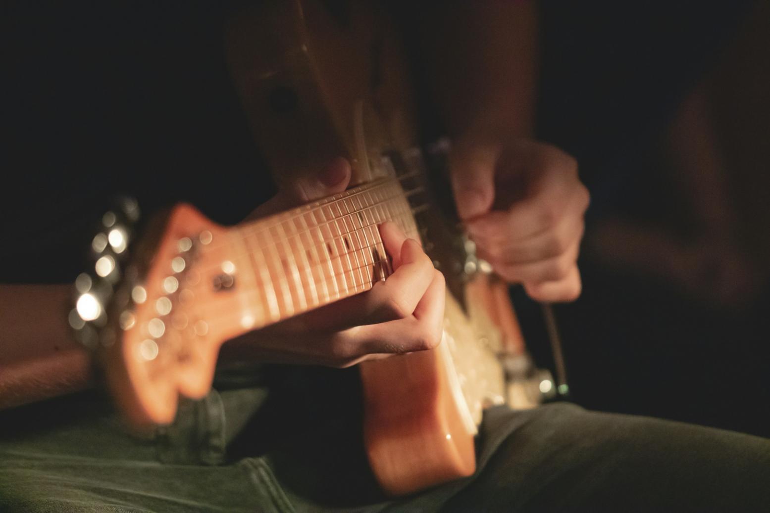 Modernes Tonstudio Setup für Filmmusik-Komposition mit digitalen Geräten