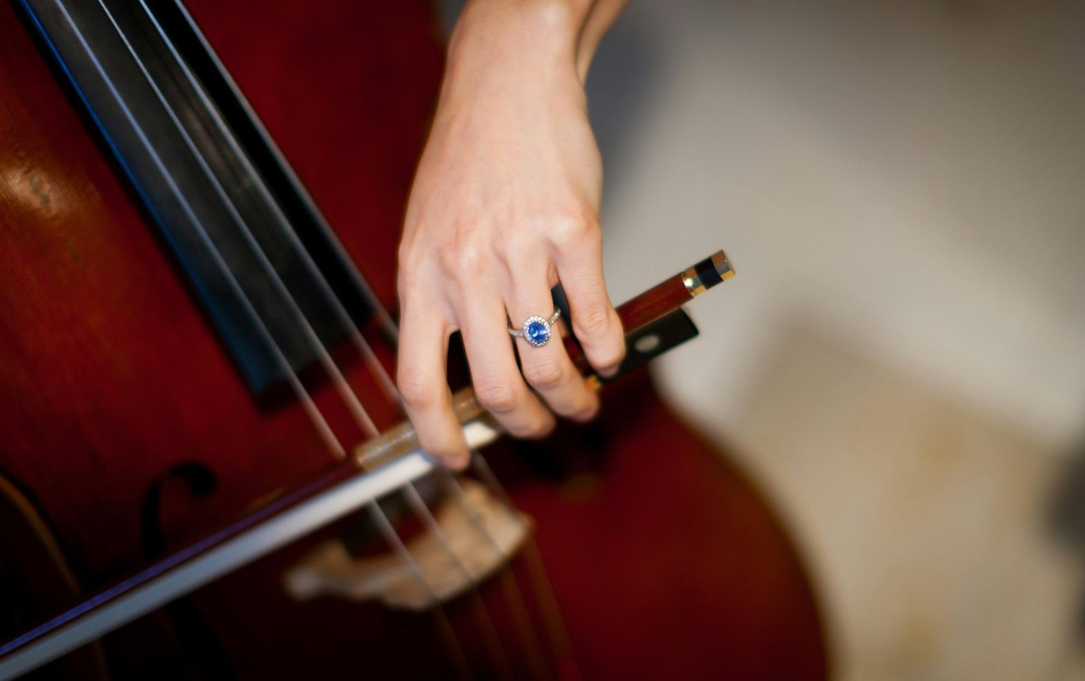 Modernes Musikstudio mit klassischen und digitalen Instrumenten