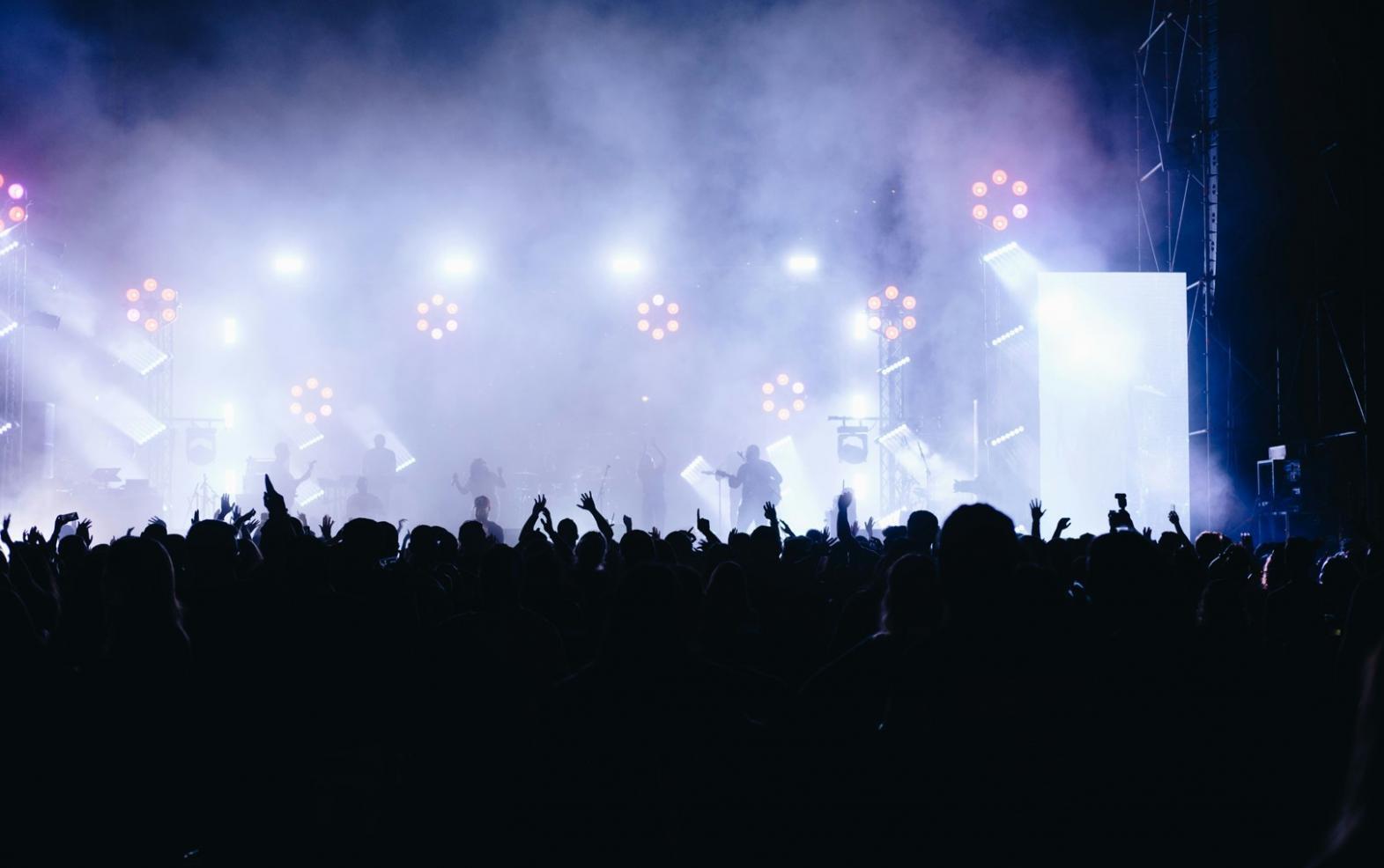 Musikkomposition Arbeitsplatz mit Noten und Instrumenten