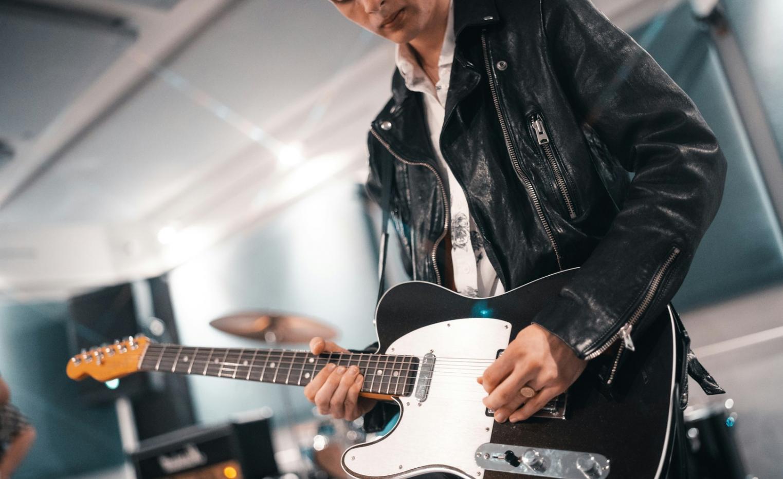 Musikstudio mit Klaviertasten und professioneller Ausrüstung für Kompositionsunterricht