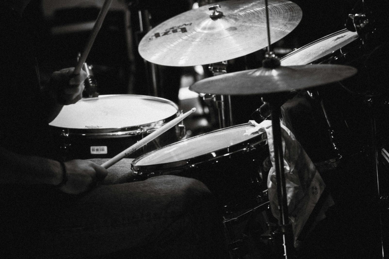 Komponist beim Notenschreiben am Schreibtisch