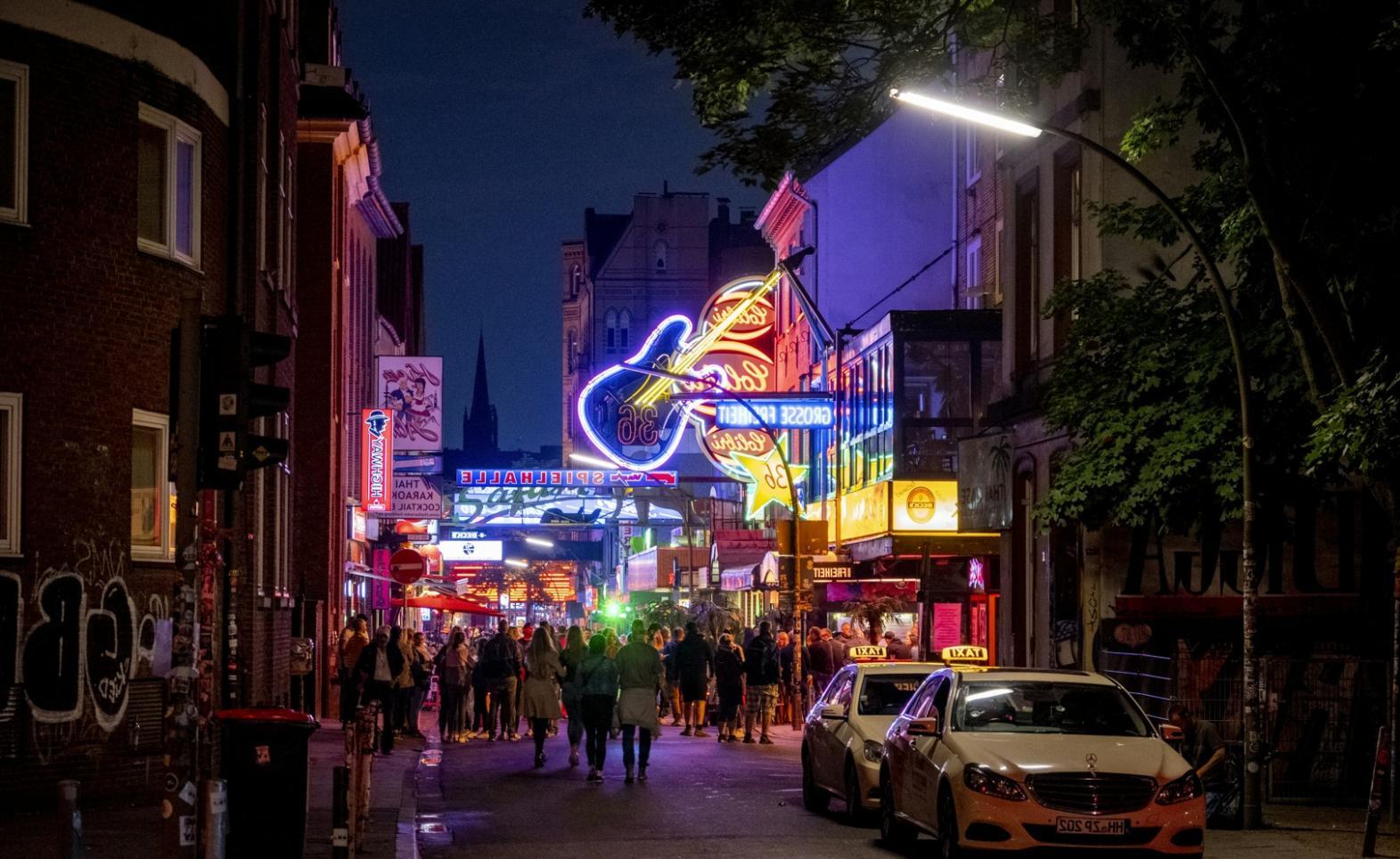 Musikstudio mit Keyboard und Aufnahmeequipment