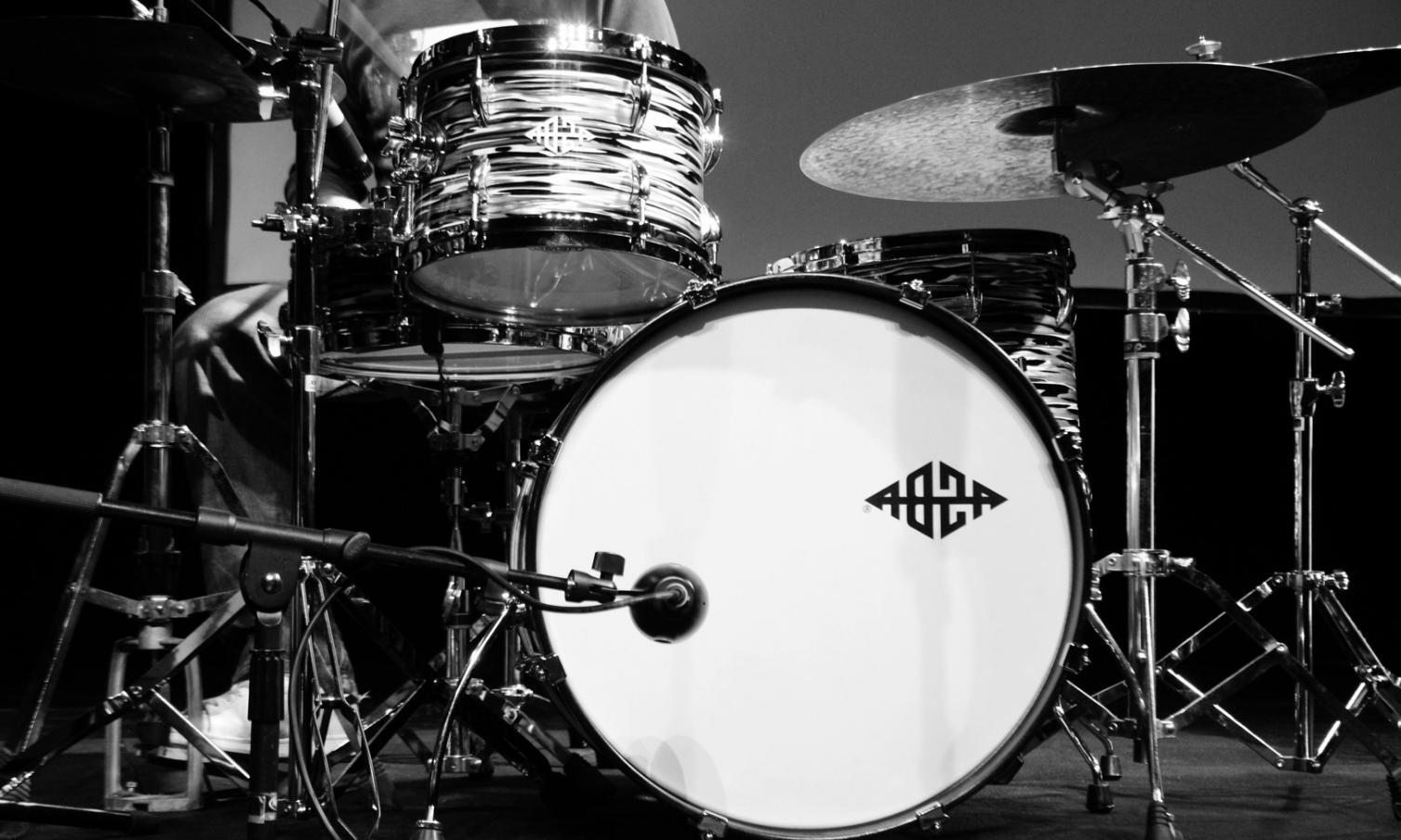 Detailaufnahme von handgeschriebenen Musiknoten während des Kompositionsprozesses