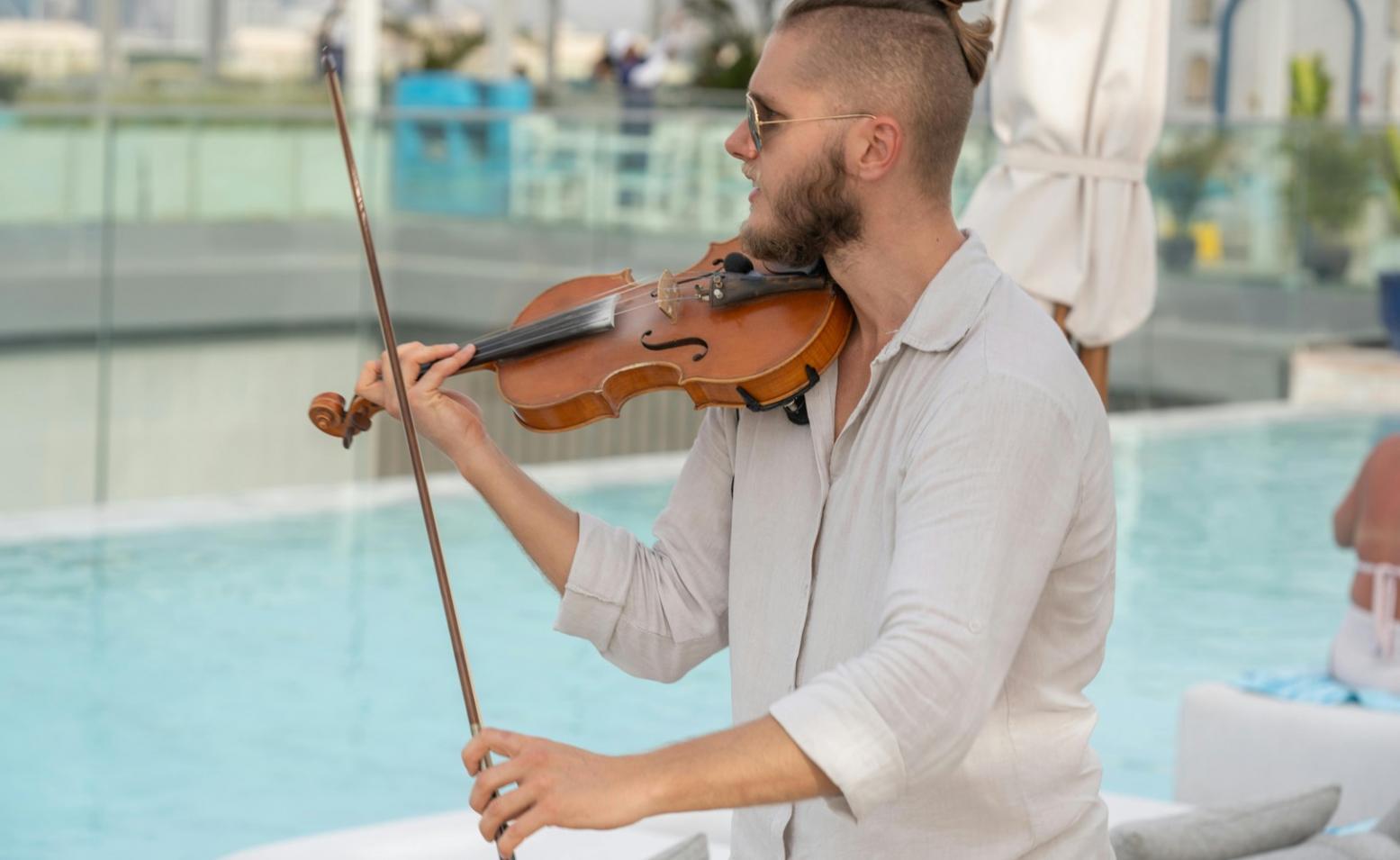 Teilnehmer beim Komponieren am Klavier